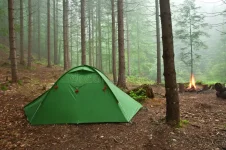 tenda-nella-foresta-42067971.webp