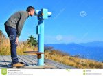 uomo-che-guarda-comunque-il-binocolo-35881602[1].jpg