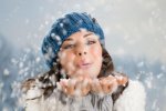 15155139-feliz-mujer-joven-y-bella-soplando-copos-de-nieve-de-la.jpg