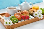 70205866-vassoio-colazione-a-letto-nella-camera-d-albergo-.jpg