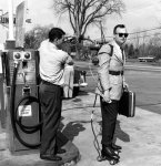 Un venditore con i suoi pattini a rotelle motorizzati fa benzina ad una stazione di servizio (...jpg