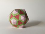 Icosaedro con decorazione.jpg